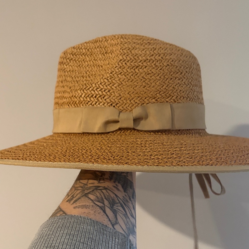 Elegant Tan Straw Hat with Bow